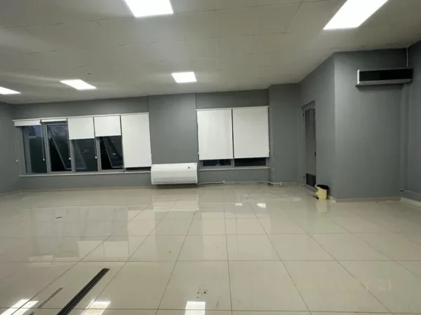 Tirane, jepet me qera ambjent biznesi Kati 3, 320 m² 2.600 € (rruga bardhyl)