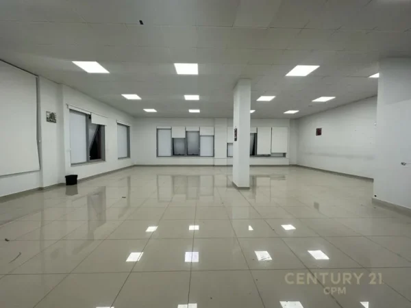 Tirane, jepet me qera ambjent biznesi Kati 3, 320 m² 2.600 € (rruga bardhyl)