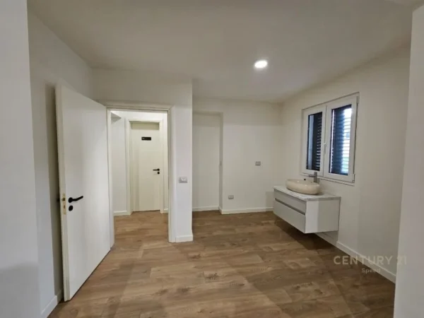 Tirane, shes apartament 2+1 , 83 m² 220.000 € (Ish Blloku)