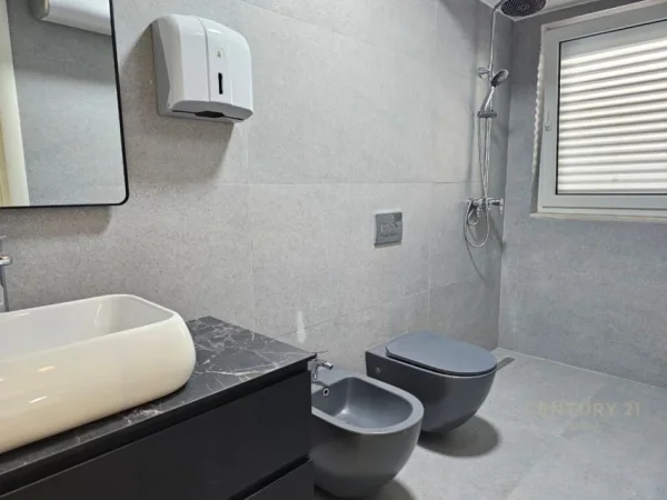 Tirane, shes apartament 2+1 , 83 m² 220.000 € (Ish Blloku)