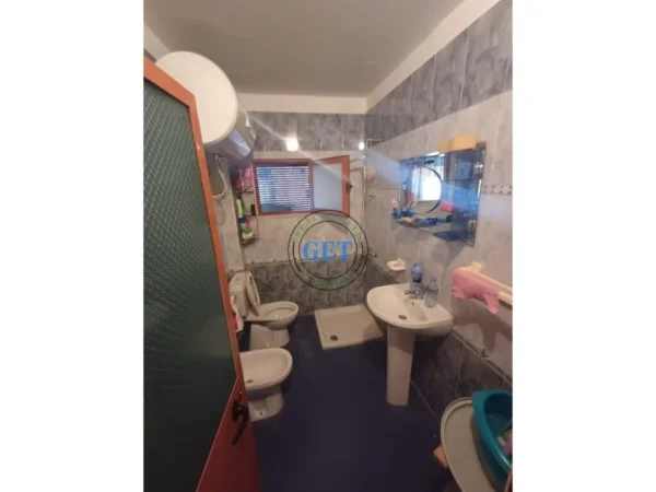 Durres, shitet apartament 2+1+Ballkon Kati 5, 83 m² 75.000 € (Prane Shkolles "Qemal Mici", Durres)