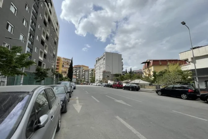 Tirane, shes ambjent biznesi , 30 m² 97.000 € (Komuna e Parisit)