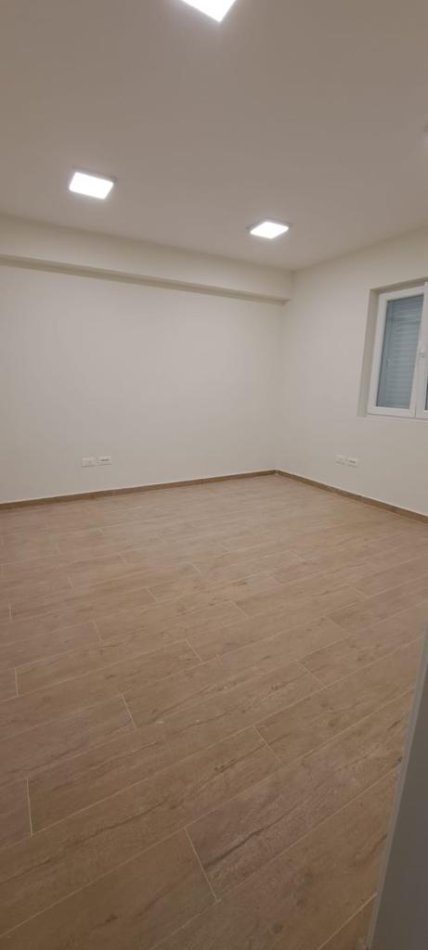 Tirane, jepet me qera zyre Kati 0, 170 m² 1.400 € (Rruga Bardhyl)