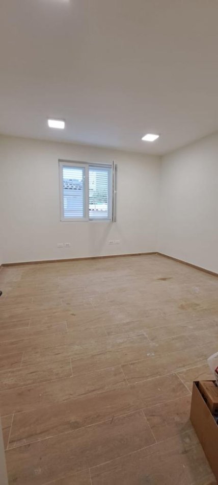 Tirane, jepet me qera zyre Kati 0, 170 m² 1.400 € (Rruga Bardhyl)