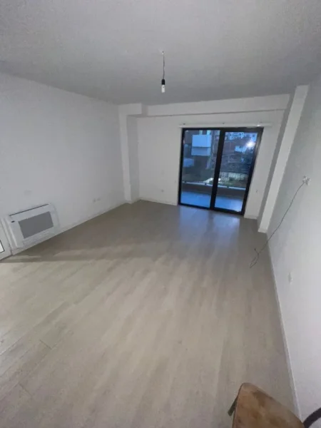 Tirane, jepet me qera zyre Kati 1, 100 m² 750 € (Garden Building)