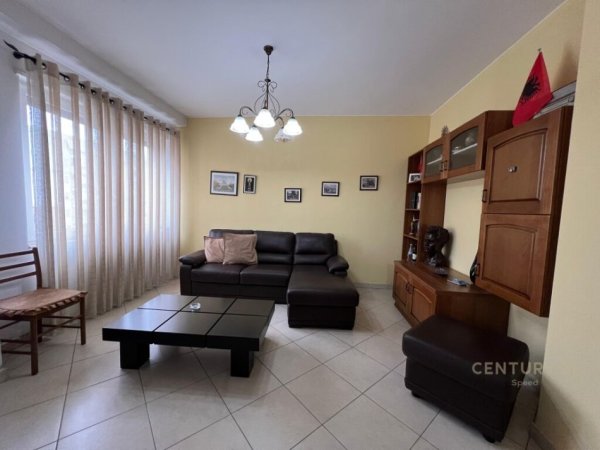 Tirane, jepet me qera 2+1 Kati 3, 550 € (stacioni i trenit)