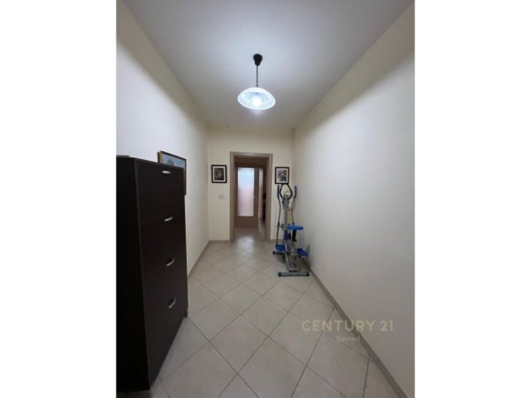 Tirane, jepet me qera 2+1 Kati 3, 550 € (stacioni i trenit)