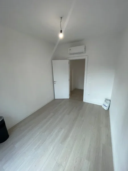 Tirane, jepet me qera zyre Kati 1, 100 m² 750 € (Garden Building)