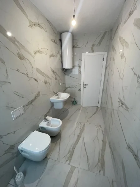 Tirane, jepet me qera zyre Kati 1, 100 m² 750 € (Garden Building)