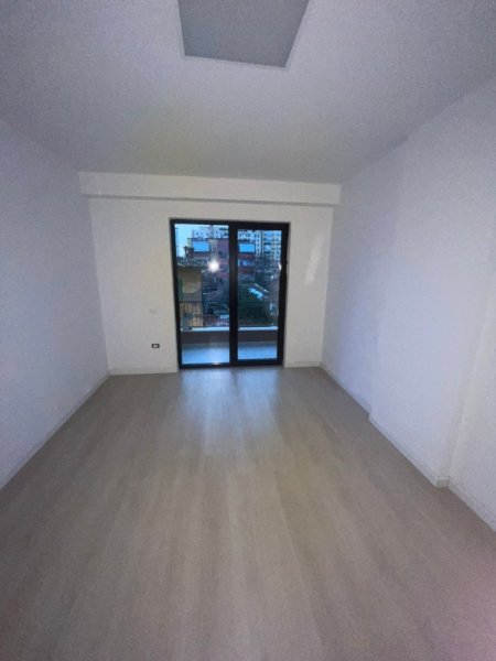 Tirane, jepet me qera apartament 2+1+Ballkon Kati 1, 97 m² 750 € (Garden Building)
