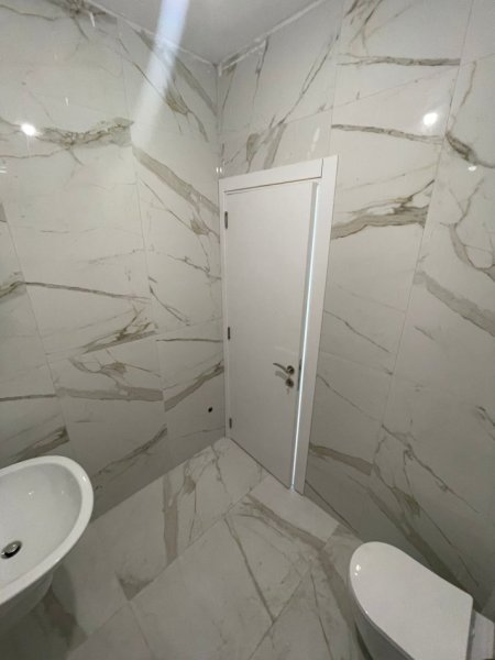 Tirane, jepet me qera apartament 2+1+Ballkon Kati 1, 97 m² 750 € (Garden Building)