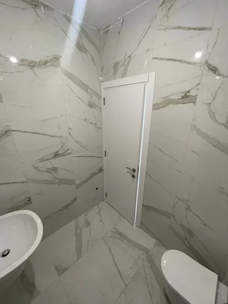 Tirane, jepet me qera apartament 2+1+Ballkon Kati 1, 97 m² 750 € (Garden Building)
