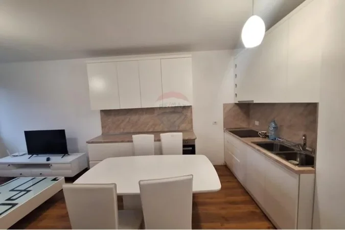 Tirane, jepet me qera apartament 1+1+Ballkon Kati 3, 77 m² 550 € 