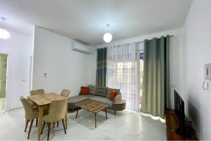 Tirane, jepet me qera apartament 1+1+Ballkon Kati 8, 71 m² 550 € 
