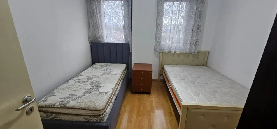 Tirane, jepet me qera apartament 2+1+Aneks+Ballkon Kati 4, 105 m² 500 € (ali demi)