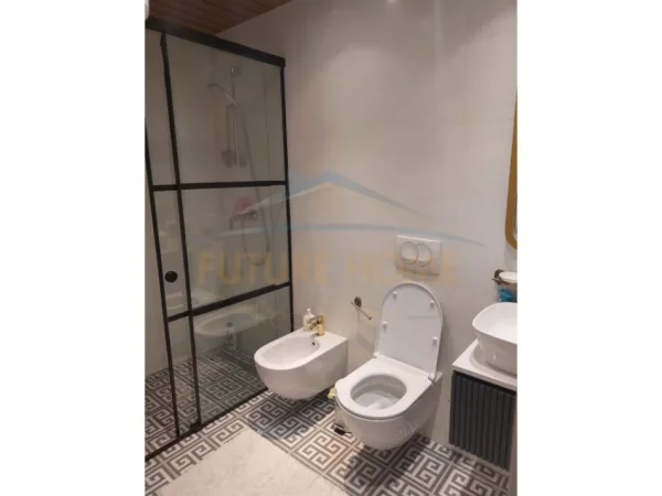 Tirane, jepet me qera apartament 2+1 , 750 € (don bosko)