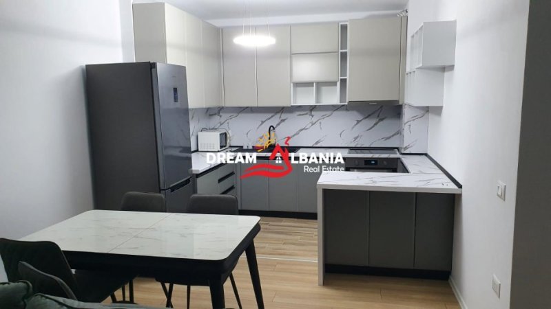 Tirane, jepet me qera apartament 2+1+Ballkon Kati 7, 110 m² 650 € (tek Oxhaku)