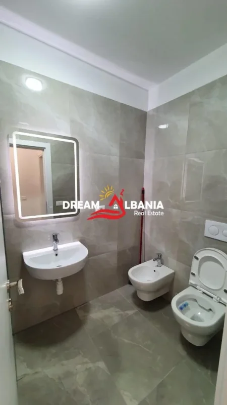 Tirane, jepet me qera apartament 2+1+Ballkon Kati 7, 110 m² 650 € (tek Oxhaku)