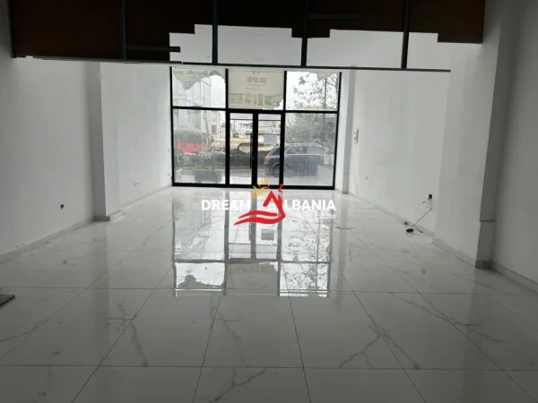 Tirane, jepet me qera dyqan Kati 0, 82 m² 500 € (kamez)