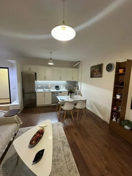 Tirane, jepet me qera apartament 1+1 Kati 3, 62 m² 650 € (Kristal Center)