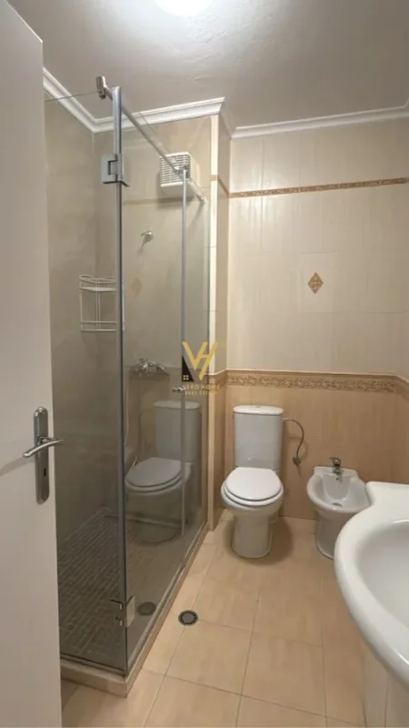 Tirane, jepet me qera apartament 2+1+Ballkon Kati 10, 100 m² 1.200 € (BLLOK)