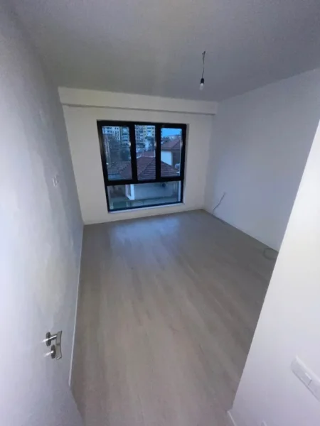 Tirane, jepet me qera zyre Kati 1, 97 m² 750 € (Rruga e Kavajes)