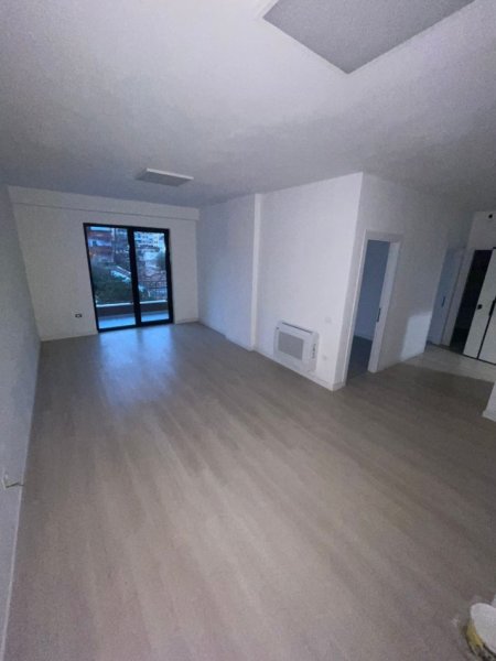 Tirane, jepet me qera zyre Kati 1, 97 m² 750 € (Rruga e Kavajes)