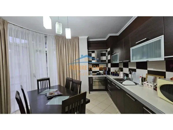Tirane, shitet apartament 3+1+Aneks+Ballkon Kati 4, 126 m² 140.000 € (Misto Mame)
