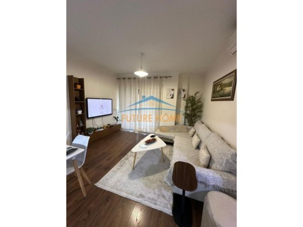 Tirane, jepet me qera apartament 1+1+Aneks+Ballkon Kati 3, 750 € (Komuna e Parisit)