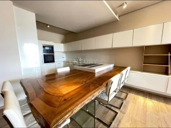 Tirane, jap me qera apartament 2+1+2+Ballkon , 102 m² 700 € (Liqeni i Thatë)