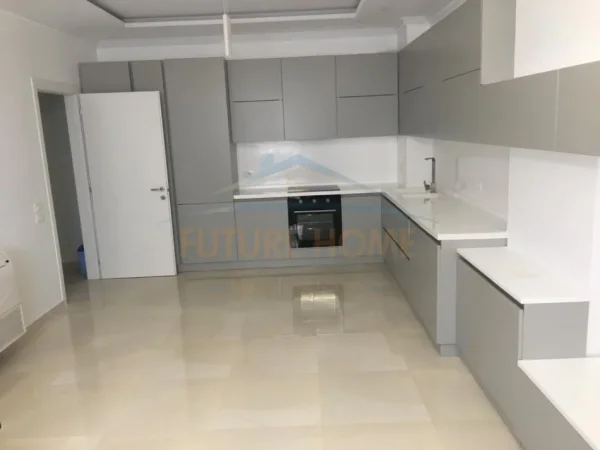 Tirane, shitet apartament 2+1+Ballkon Kati 3, 105 m² 250.000 € (selvia)