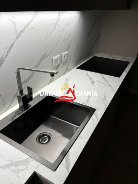 Tirane, jepet me qera zyre Kati 2, 65 m² 710 € (Ne rrugen Andon Zako Cajupi, Bllok)