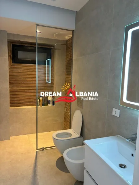 Tirane, jepet me qera zyre Kati 2, 65 m² 710 € (Ne rrugen Andon Zako Cajupi, Bllok)