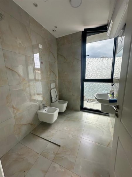 Tirane, jepet me qera ambjent biznesi Kati 2, 130 m² 1.500 € (Lake View)