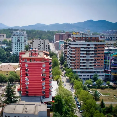 Tirane, jepet me qera ambjent biznesi Kati 1, 25 m² 500 € (Sheshi Willson)