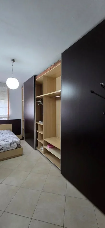 Tirane, jepet me qera apartament 1+1+Ballkon Kati 5, 54 m² 400 € (engjell mashi)