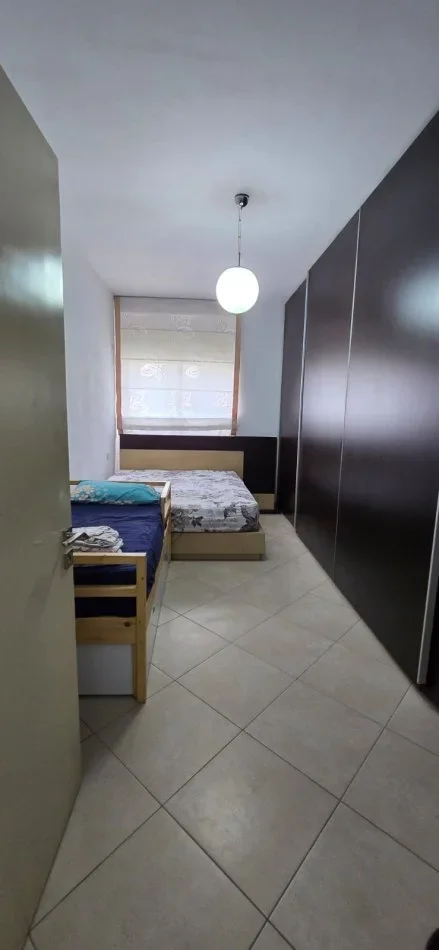 Tirane, jepet me qera apartament 1+1+Ballkon Kati 5, 54 m² 400 € (engjell mashi)