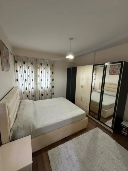Tirane, jepet me qera apartament 1+1+Ballkon Kati 4, 65 m² 650 € (Komuna e Parisit)