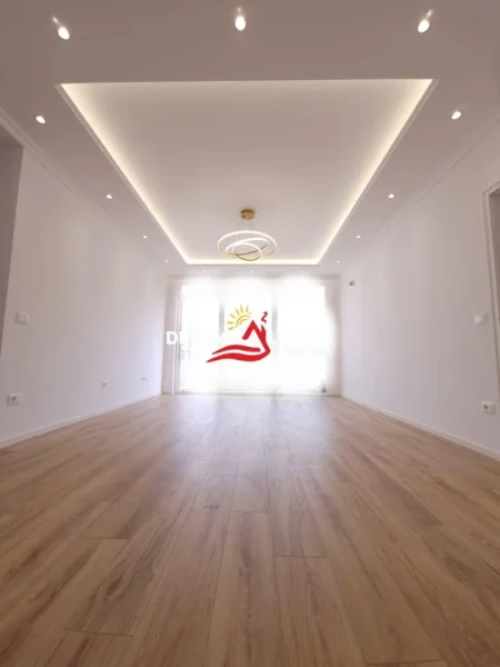 Tirane, shitet apartament 2+1+Ballkon Kati 7, 95 m² 210.000 € (Tek Zogu i Zi, Prane Rrethrrotullimit)