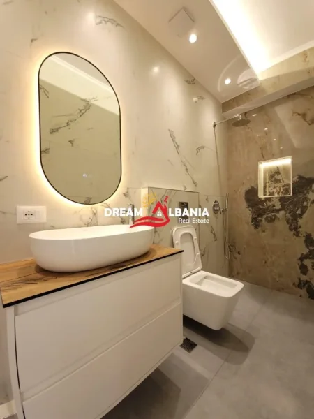 Tirane, shitet apartament 2+1+Ballkon Kati 7, 95 m² 210.000 € (Tek Zogu i Zi, Prane Rrethrrotullimit)