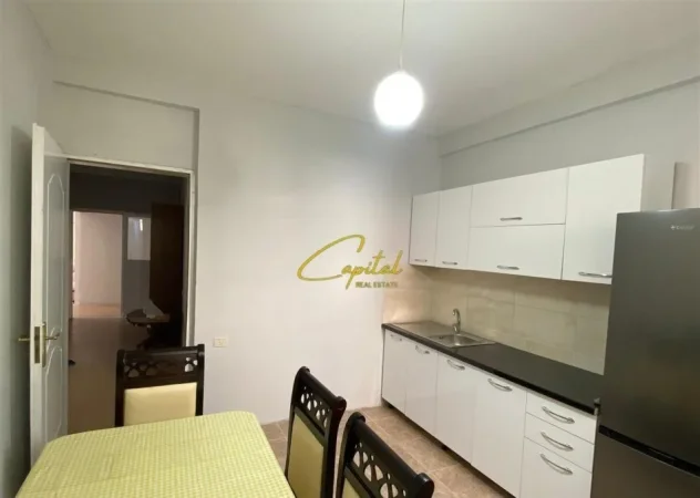 Tirane, jepet me qera apartament 3+1 Kati 1, 100 m² 500 € (SHKOLLA E BASHKUAR)