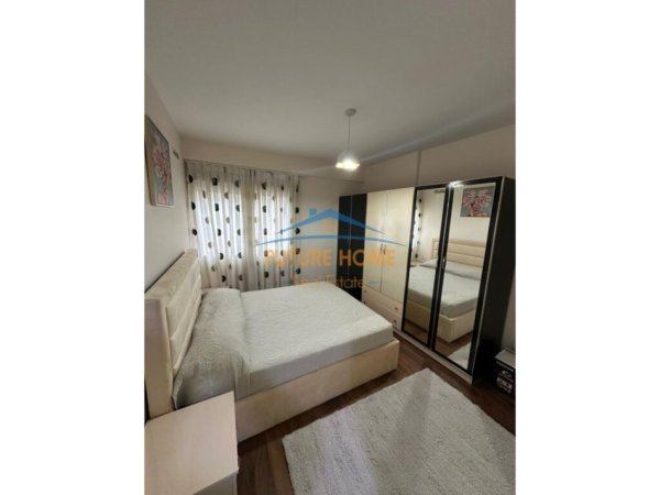 Tirane, jepet me qera apartament 1+1 , 62 m² 750 € (Komuna e Parisit)