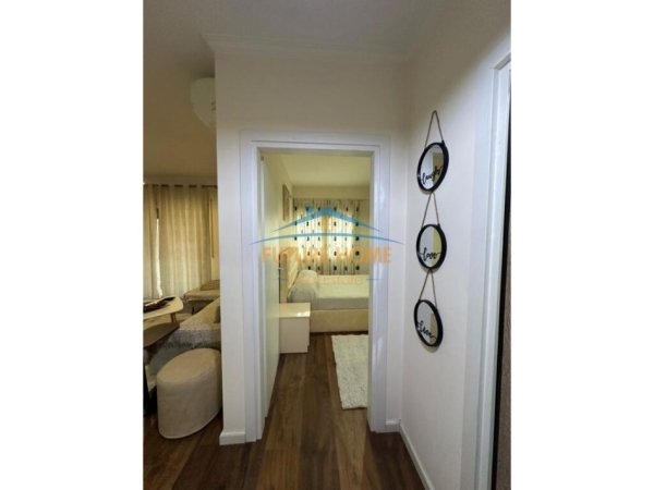 Tirane, jepet me qera apartament 1+1 , 62 m² 750 € (Komuna e Parisit)