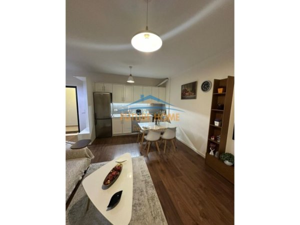 Tirane, jepet me qera apartament 1+1 , 62 m² 750 € (Komuna e Parisit)