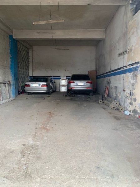 Tirane, jepet me qera magazine Kati 0, 200 m² 1.400 € (KOMBINAT)