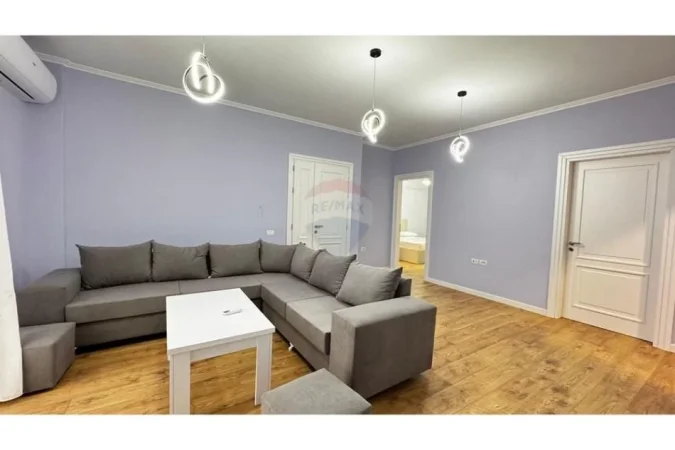 Tirane, jepet me qera apartament 2+1+Ballkon Kati 1, 500 € (Kodra e Priftit)