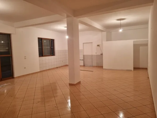 Tirane, jepet me qera apartament 2 Katshe Kati 1, 206 m² 1.100 € (Kombinat)