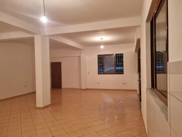Tirane, jepet me qera apartament 2 Katshe Kati 1, 206 m² 1.100 € (Kombinat)