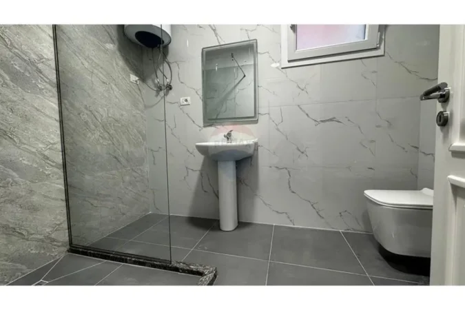 Tirane, jepet me qera apartament 2+1+Ballkon Kati 1, 500 € (Kodra e Priftit)