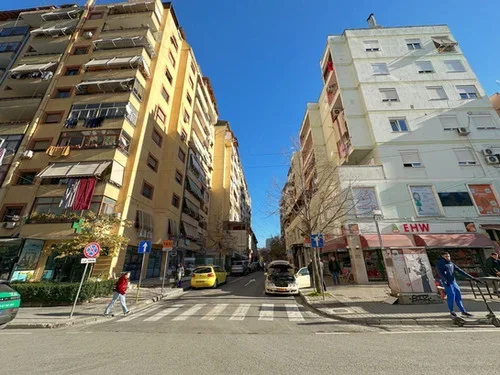 Tirane, jepet me qera dyqan Kati 0, 55 m² 800 € (KOMUNA E PARISIT)